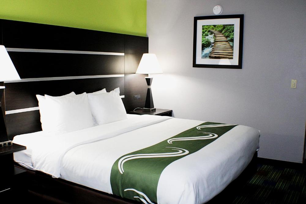 King Room - Non-Smoking interior